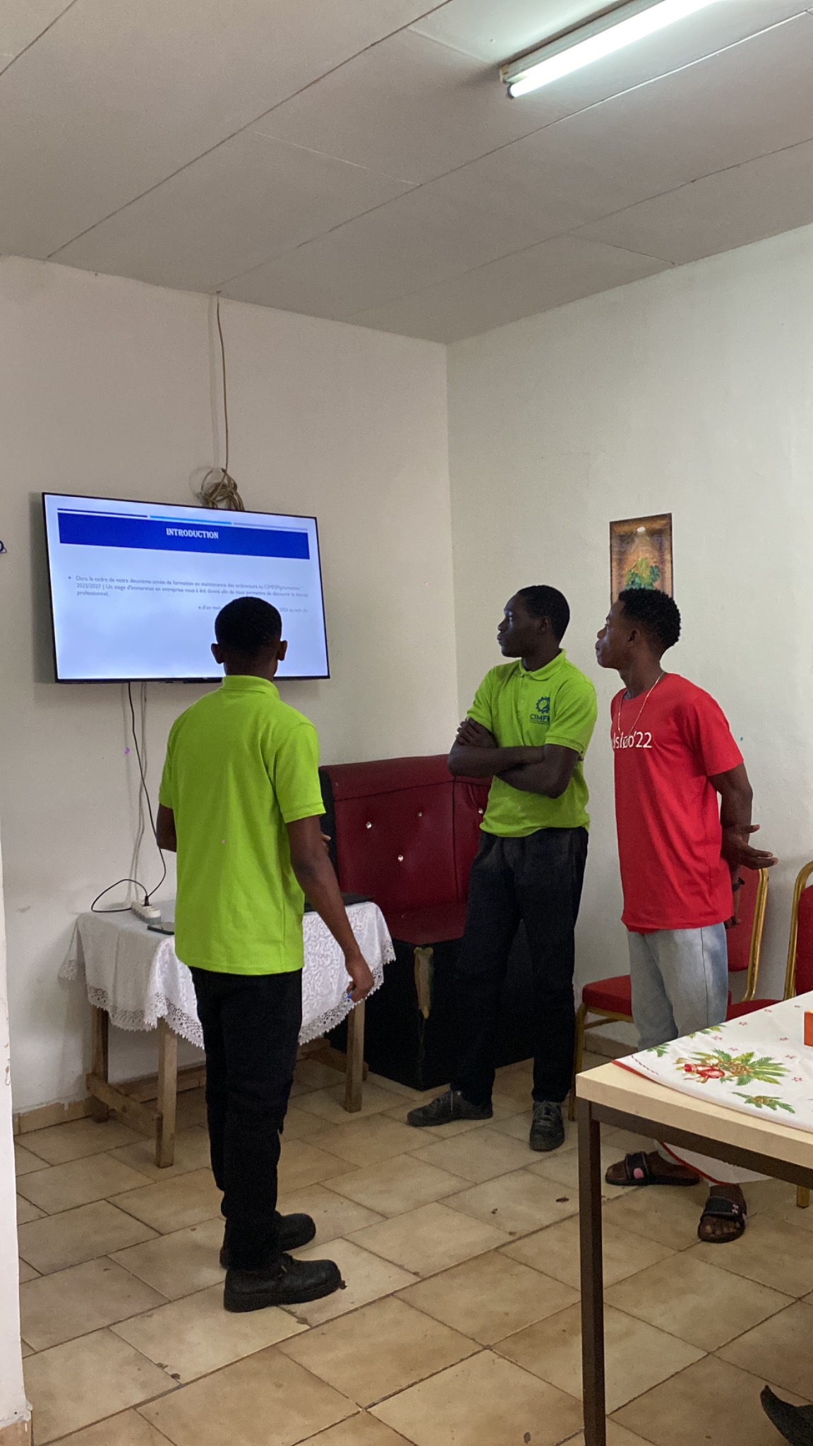 Séance de formation avec des stagiaires face à un écran