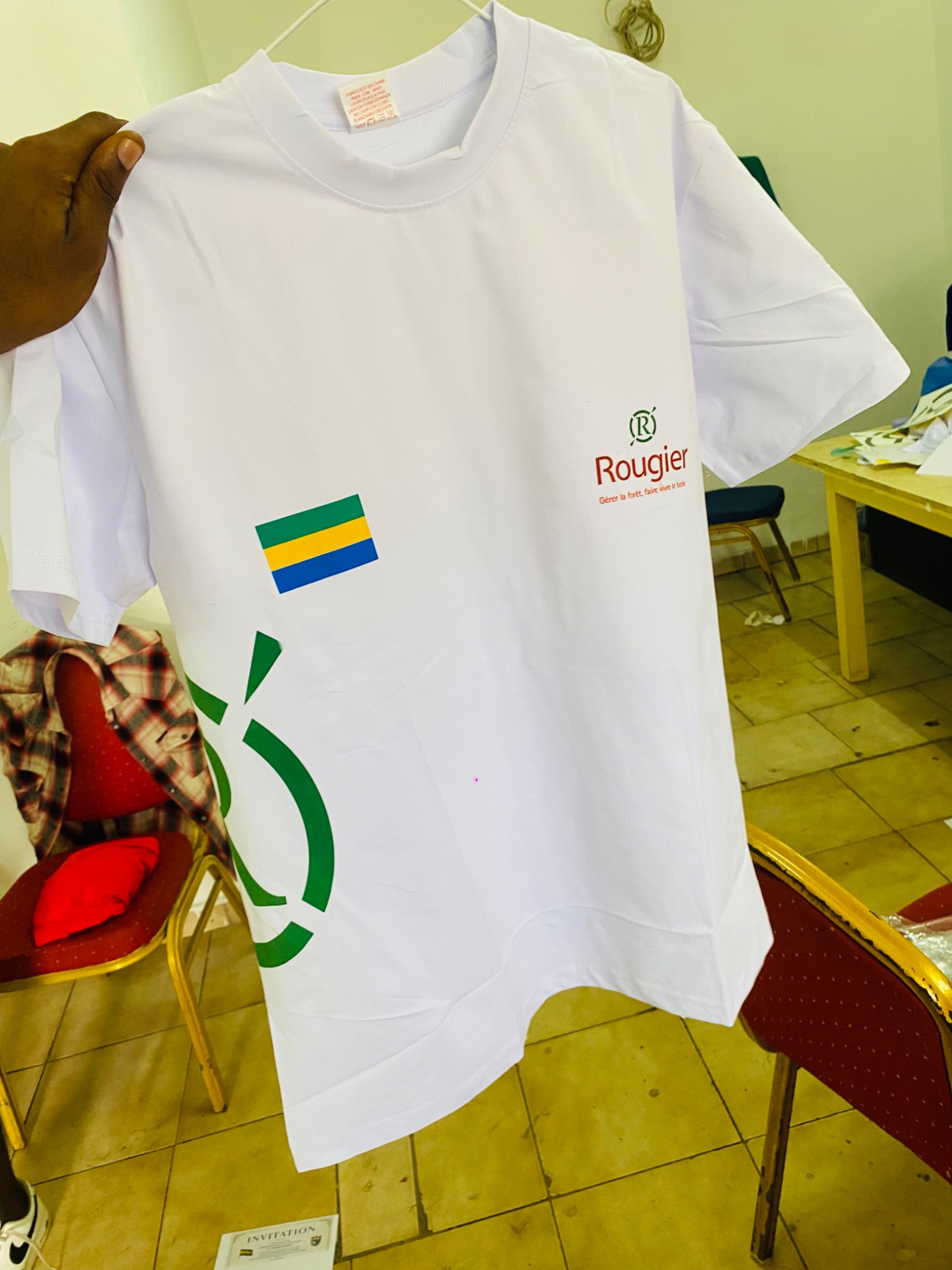 T-shirt blanc personnalisé avec le logo Rougier